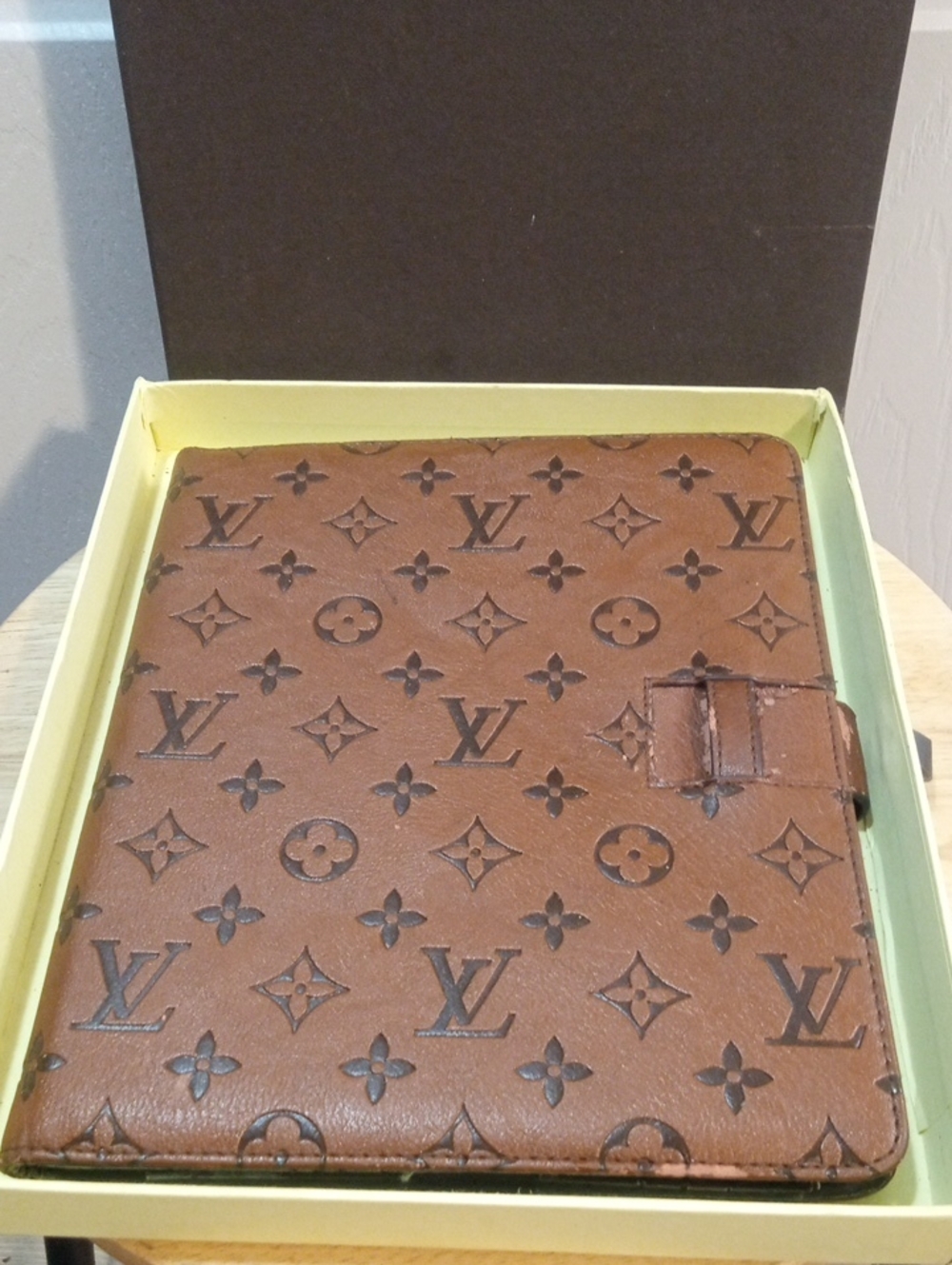 LOUSI VUITTON I PAD HOLDER